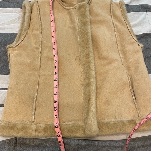 Carraig Donn vest. Fur (faux??) inside and suede (faux??) outside. Size L - Picture 5 of 6